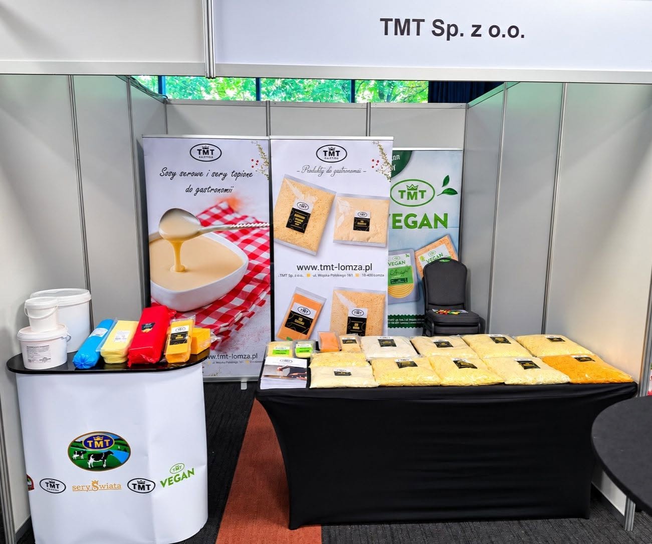 Stoisko firmy TMT podczas targów BMS-G 2026 w Krakowie, prezentujące ofertę serów i produktów dla branży gastronomicznej.